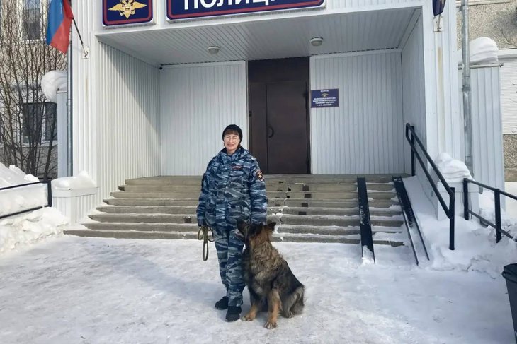 Ольга Немцева и овчарка Тайна. Фото пресс-службы ГУ МВД по Иркутской области