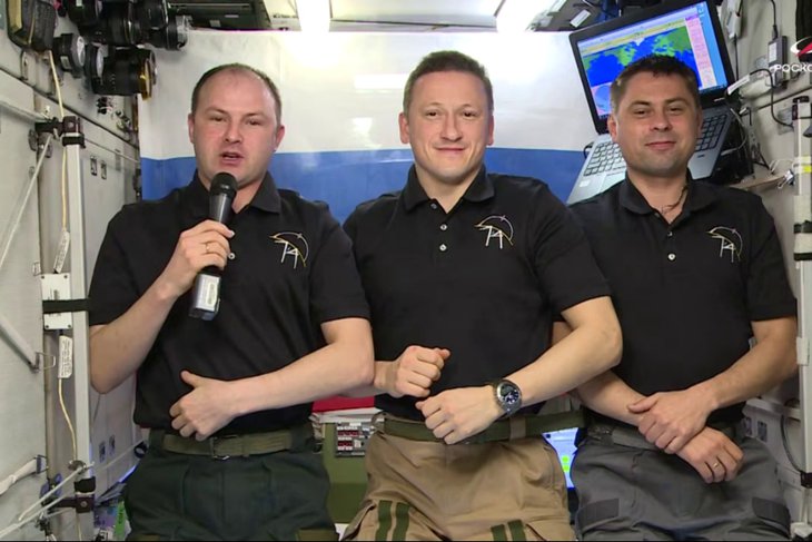 Космонавты Сергей Микаев, Сергей Кудь-Сверчков и Андрей Федяев. Скриншот видео Роскосмоса