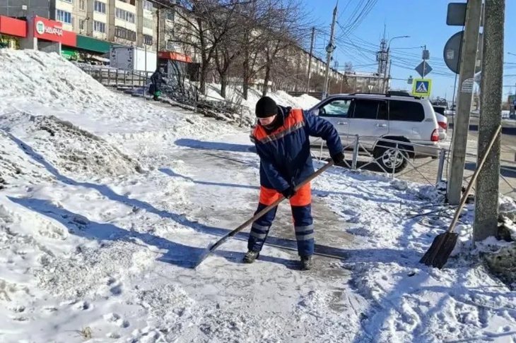 Снегоуборочные работы. Фото пресс-службы администрации Иркутска