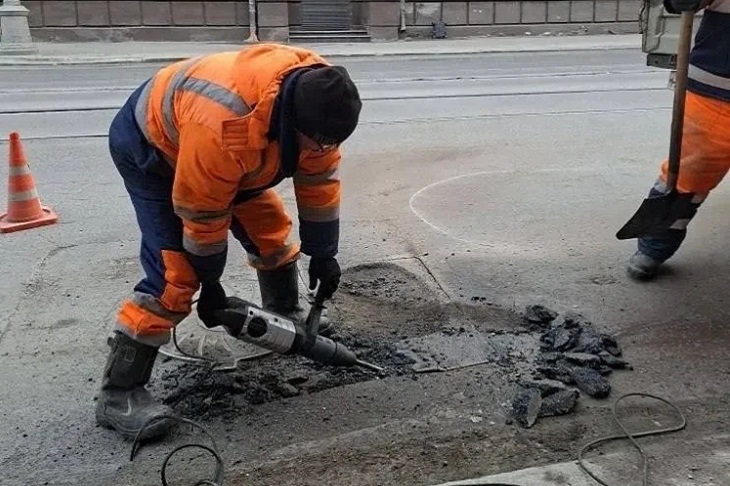 Ямочный ремонт дорог. Фото пресс-службы администрации Иркутска