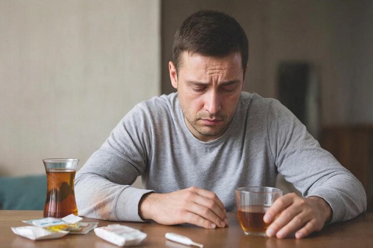 Болеющий гриппом человек. Фото сгенерировано с помощью нейросети GigaChat