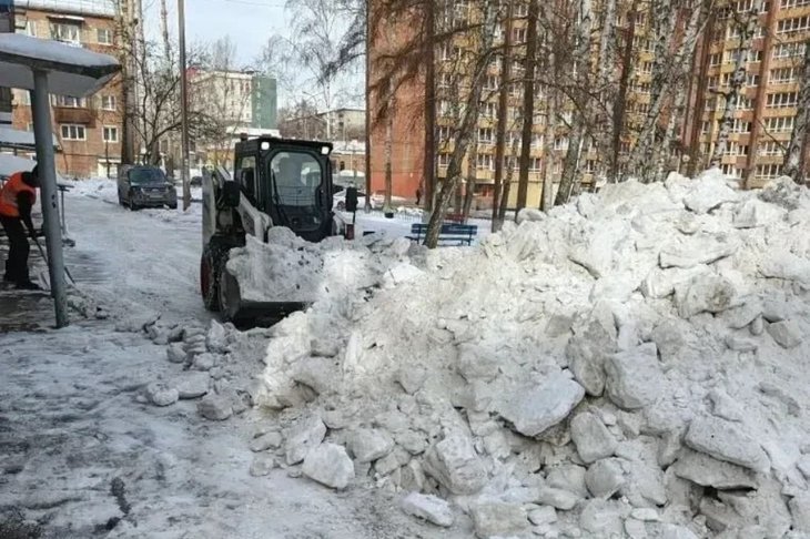 Уборка снега. Фото пресс-службы администрации Иркутска