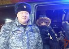 Сотрудник Росгвардии с потерявшимся ребенком. Фото пресс-службы Управления Федеральной службы войск национальной гвардии Российской Федерации по Иркутской области