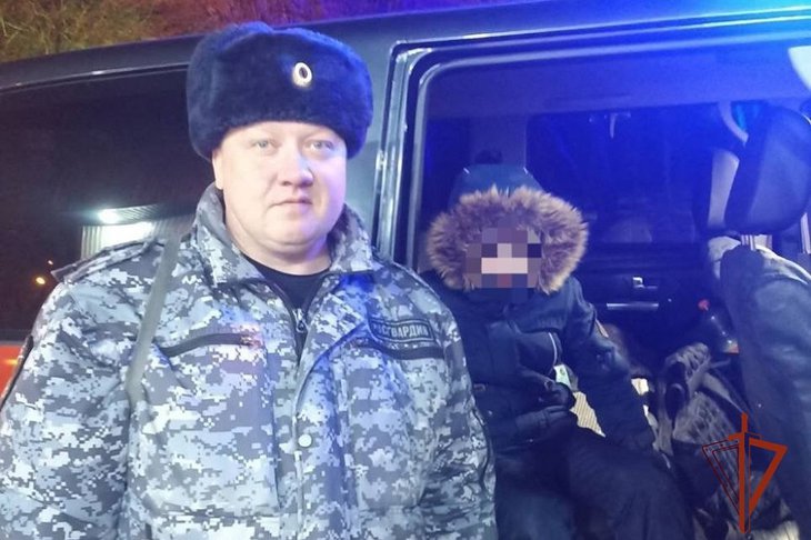 Сотрудник Росгвардии с потерявшимся ребенком. Фото пресс-службы Управления Федеральной службы войск национальной гвардии Российской Федерации по Иркутской области