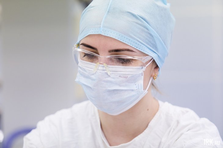 Девушка в медицинской маске. Фото Валерии Алтаревой из архива IRK.ru