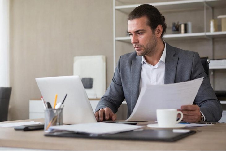 Сотрудник офиса. Изображение сгенерировано GigaChat