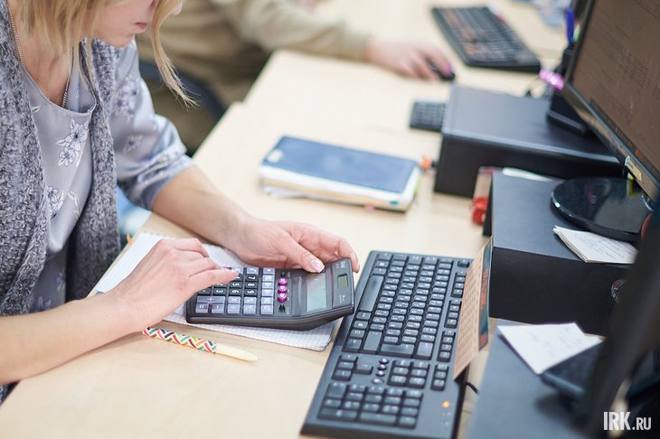 Работник в офисе. Фото Маргариты Романовой, IRK.ru