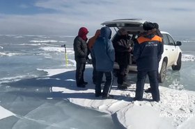 Патрулирование на льду Байкала. Скриншот видео ГУ МЧС России по Иркутской области
