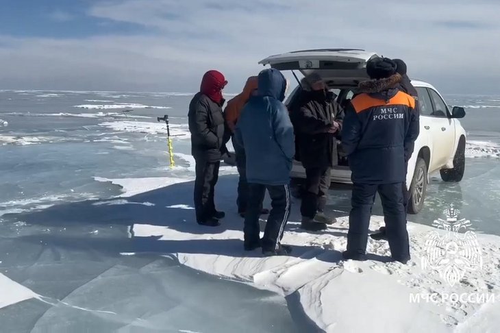 Патрулирование на льду Байкала. Скриншот видео ГУ МЧС России по Иркутской области