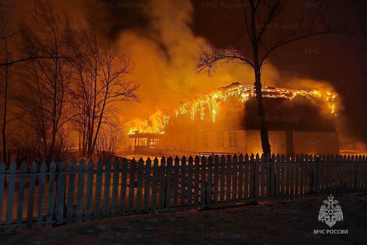 Возгорание школы. Фото пресс-службы ГУ МЧС России по Иркутской области