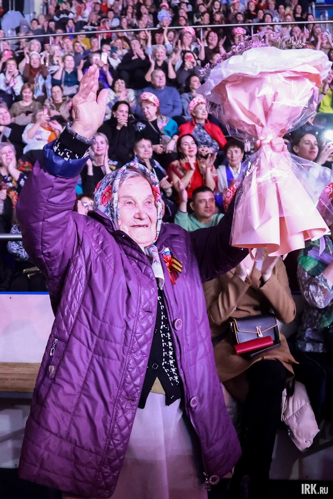 На концерте побывала 92-летняя ветеран ВОВ Ольга Скляева, которой артисты устроили сюрприз, поздравив с 8 Марта со сцены и подарив букет.