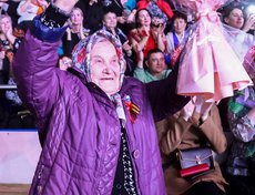 На концерте побывала 92-летняя ветеран ВОВ Ольга Скляева, которой артисты устроили сюрприз, поздравив с 8 Марта со сцены и подарив букет.