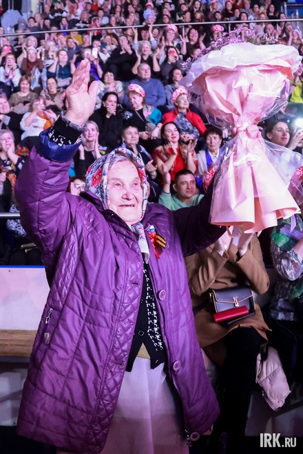 На концерте побывала 92-летняя ветеран ВОВ Ольга Скляева, которой артисты устроили сюрприз, поздравив с 8 Марта со сцены и подарив букет.