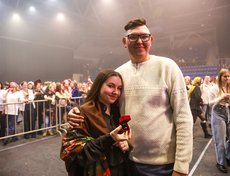 В конце вечера парень сделал предложение пришедшей с ним на концерт возлюбленной.