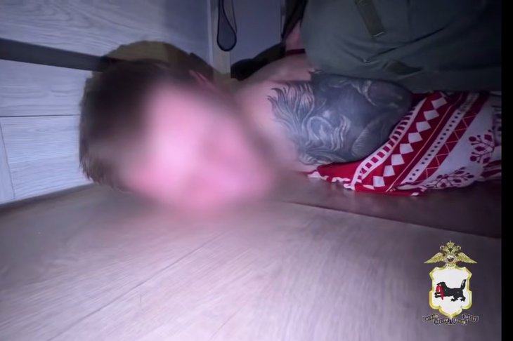 Задержанный мужчина. Скриншот из видео пресс-службы ГУ МВД России по Иркутской области