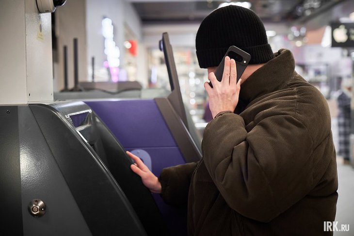 Телефонный мошенник. Фото Маргариты Романовой, IRK.ru