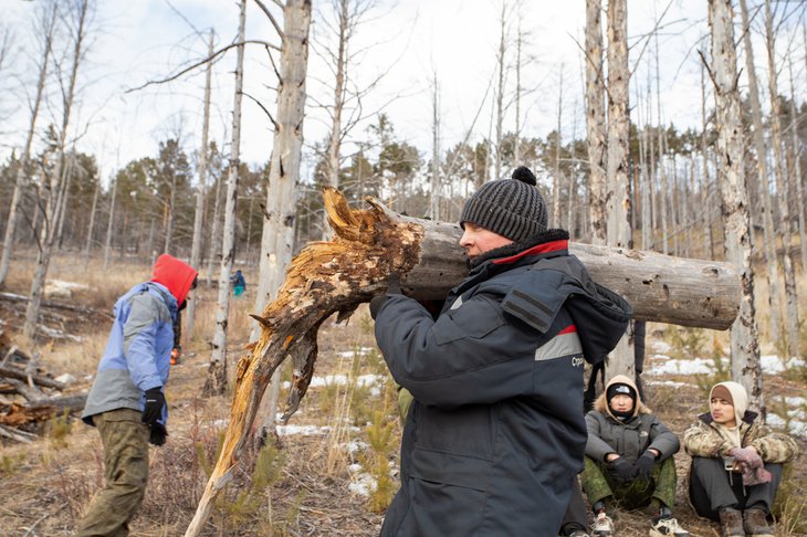 Расчистка горельника. Фото БФ «Подари Планете Жизнь»