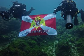 Развертывание флага. Фото пресс-службы управления Федеральной службы войск национальной гвардии Российской Федерации по Иркутской области