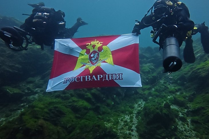 Развертывание флага. Фото пресс-службы управления Федеральной службы войск национальной гвардии Российской Федерации по Иркутской области