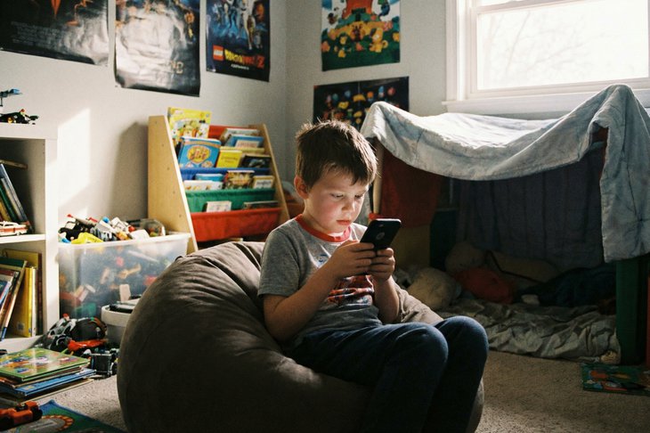 Ребенок со смартфоном. Изображение сгенерировано нейросетью Nano Banana Pro