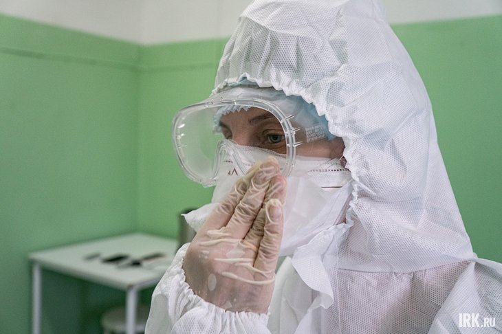 Медик в специальном костюме и маске. Фото IRK.ru