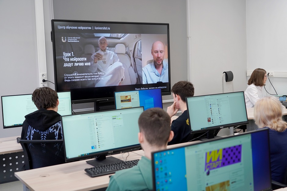 Мастер-класс провел российский эксперт по нейросетям, автор трех книг Павел Лебедев
