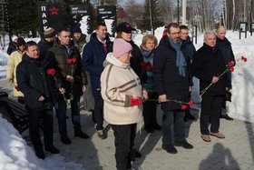 Депутаты возложили цветы. Фото IRK.ru