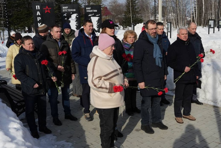 Депутаты возложили цветы. Фото IRK.ru