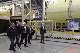 Визит на Иркутский авиазавод. Скриншот видео из телеграм-канала Игоря Кобзева