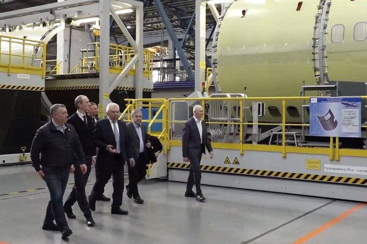 Визит на Иркутский авиазавод. Скриншот видео из телеграм-канала Игоря Кобзева