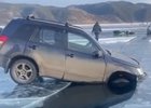 Упавший автомобиль. Скриншот из видео сообщества «ВКонтакте» «Рыбалка в Сибири и Байкале»