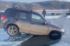 Упавший автомобиль. Скриншот из видео сообщества «ВКонтакте» «Рыбалка в Сибири и Байкале»