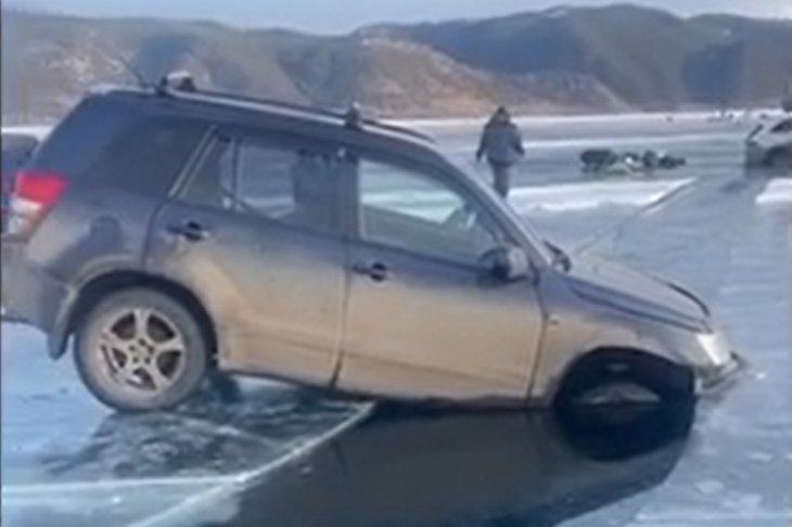 Упавший автомобиль. Скриншот из видео сообщества «ВКонтакте» «Рыбалка в Сибири и Байкале»