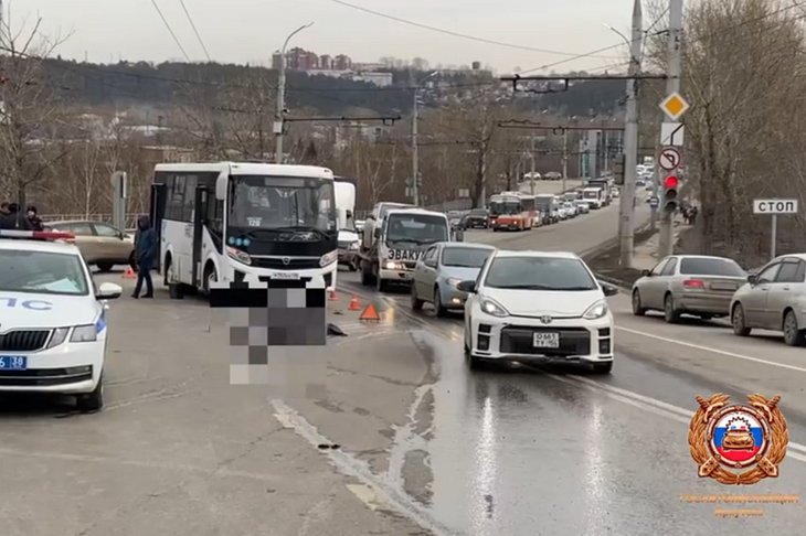 Авария на бульваре Рябикова. Скриншот видео Госавтоинспекции Иркутска