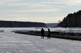 В заливе Узкий продолжают строить пирсы. Фото очевидцев