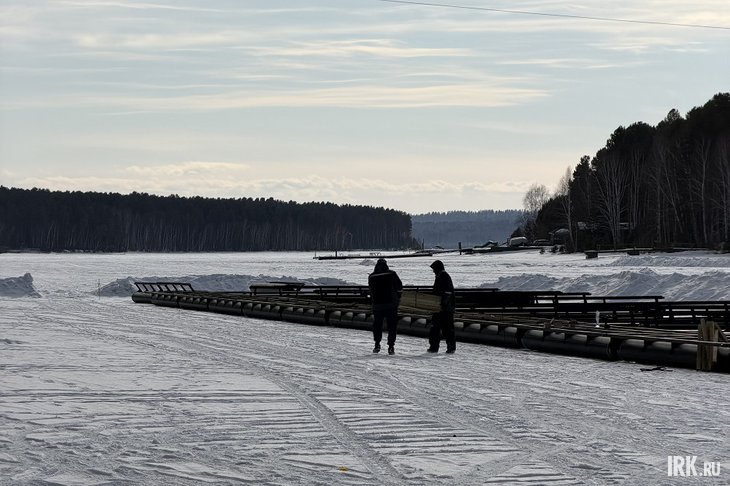 В заливе Узкий продолжают строить пирсы. Фото очевидцев
