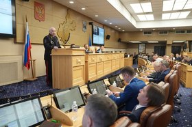 Выступление начальника ГУ МВД России по Иркутской области в ЗС региона. Фото пресс-службы ГУ МВД России по региону