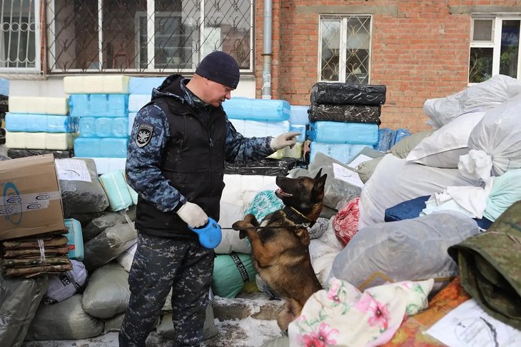 Гуманитарный груз проверили кинологи. Фото пресс-службы администрации Иркутска