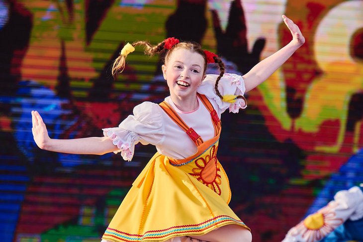 Девочка танцует на концерте в честь Дня Победы. Фото Маргариты Романовой, IRK.ru