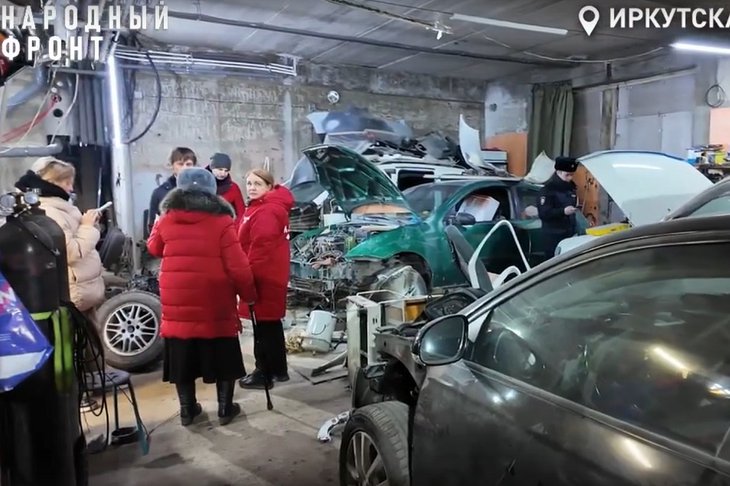 Автосервис в многоквартирном доме. Скриншот видео Народного фронта Иркутской области