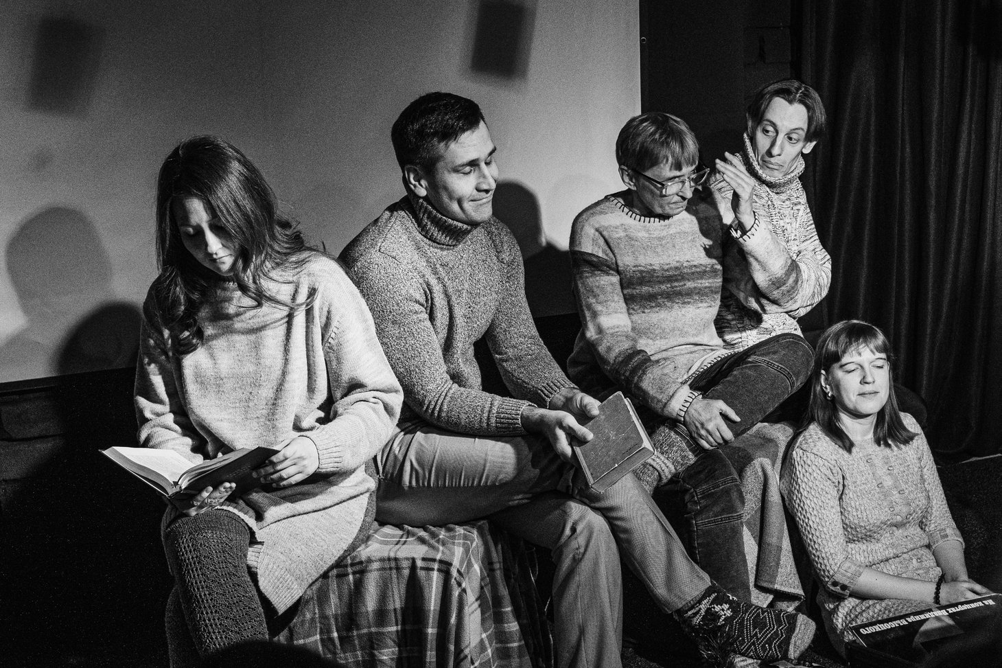 Сцена из спектакля «Шестидесятники» театра-студии «6 кубов». Фото: Кирилл Фалеев