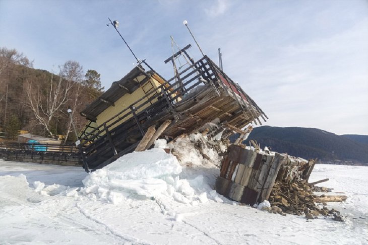 Причал с научным оборудованием. Фото Лимнологического института СО РАН