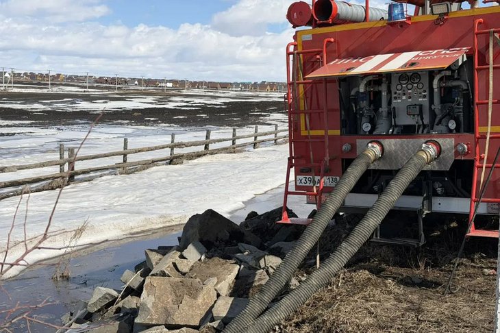 Откачка воды. Фото из телеграм-канала Леонида Фролова