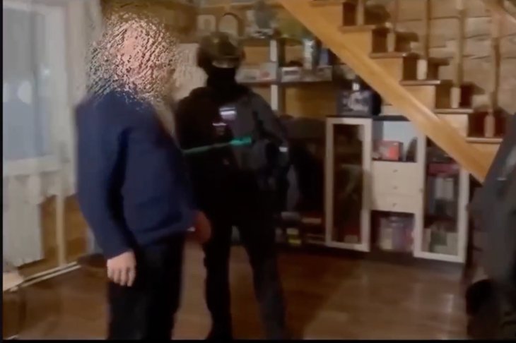 Момент задержания. Скриншот из видео пресс-службы СУ СКР по Иркутской области