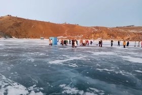 Очередь к туалету на льду Байкала. Фото «Заповедного Прибайкалья»