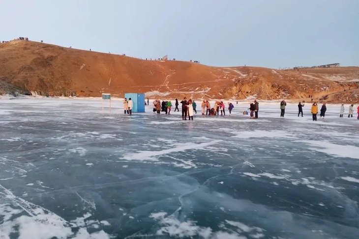 Очередь к туалету на льду Байкала. Фото «Заповедного Прибайкалья»