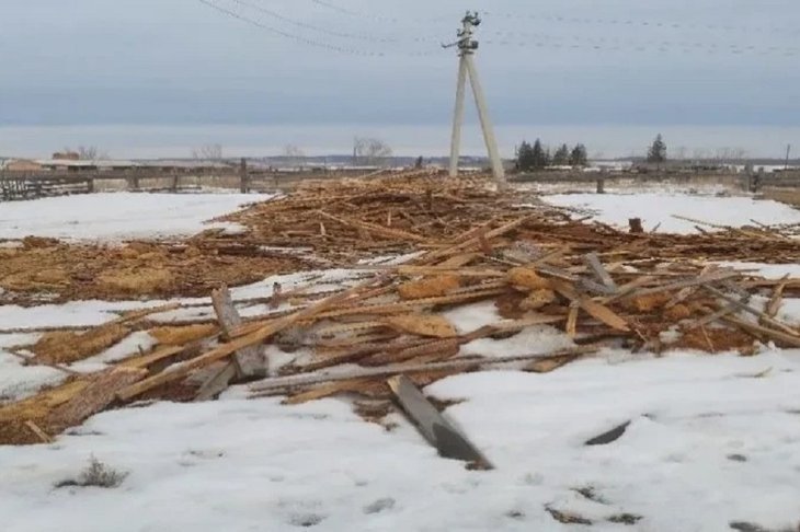 Свалка отходов лесопиления. Фото пресс-службы правительства Иркутской области