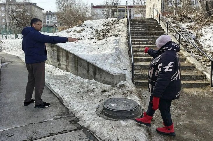 Работа депутата в округе. Фото пресс-службы думы Иркутска