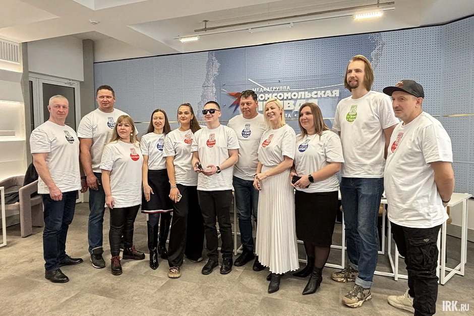 Спикеры пресс-конференции в футболках с логотипом юбилея города. Фото IRK.ru