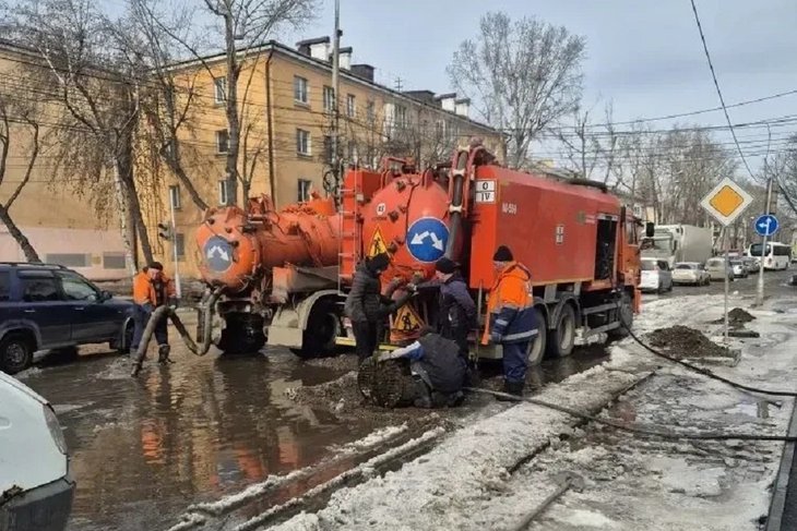 Откачка воды и пропаривание ливневой канализации. Фото пресс-службы администрации Иркутска